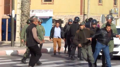 Photo of الشرطة المغربية تداهم منازل مدنيين و تختطف نشطاء  صحراويين بمدينة العيون المحتلة